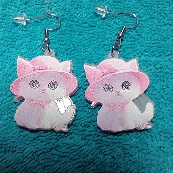 White pink kitten cat in pink hat wire dangle earrings - Picture 2 of 3